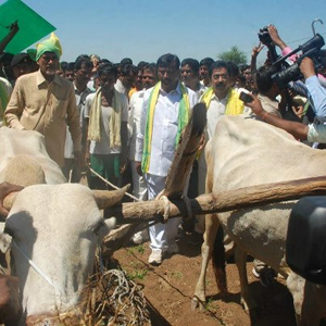 TDP President Chandrababu Naidu, Vasutunnaa Meekosam Padayatra, People Support, Farmers Support, First Signature, Farming Loans Cancellation,